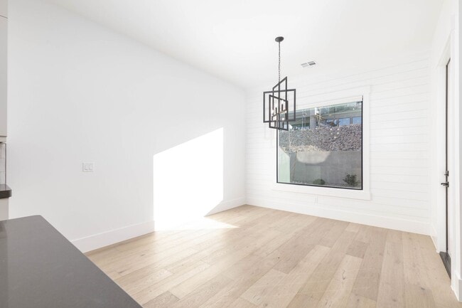 Building Photo - Gorgeous 5 bed 3.5 bath in Desert Canyons