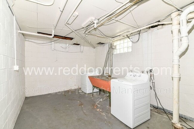 Building Photo - 125 E 49th St