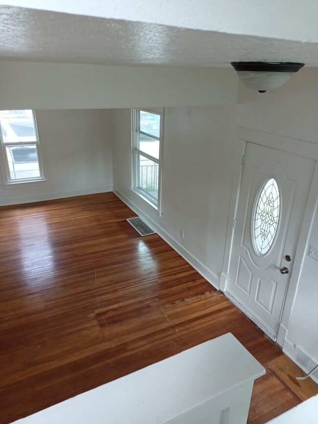 Building Photo - MOVE IN READY!  EASY QUALIFY!