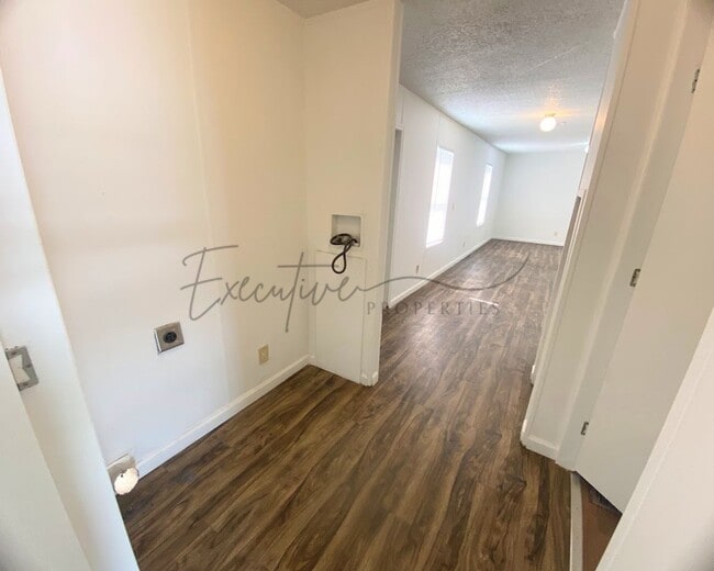 Building Photo - Move-In Ready 3BR, 1BA – Most Utilities Included in Rent!