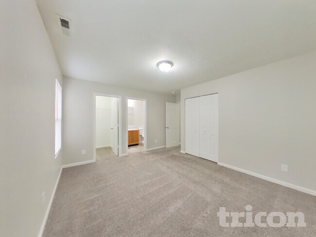 Building Photo - 2437 Middle View Dr