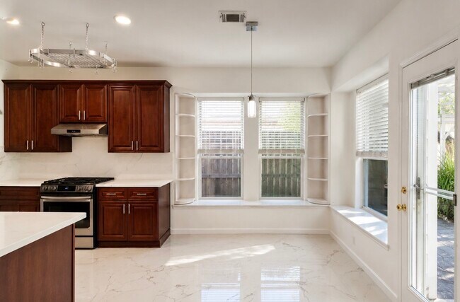 Building Photo - 423 Blossomwood Dr