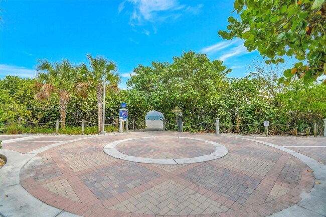 Building Photo - 2924 Collins Ave