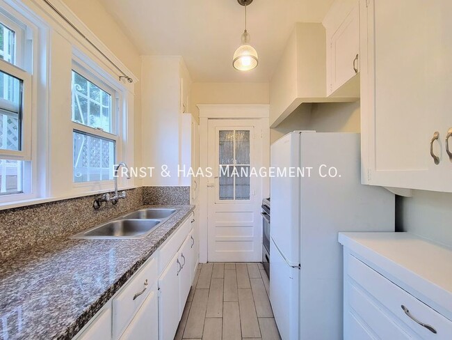 Building Photo - Cozy Condo in Prime Alamitos Beach Neighbo...