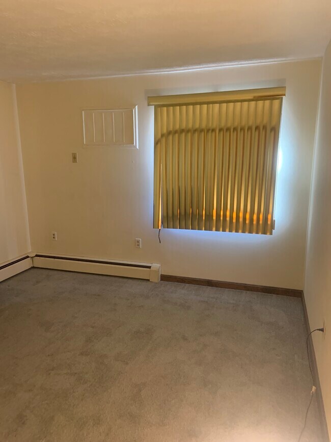 Building Photo - 1166 Middle Tpke W