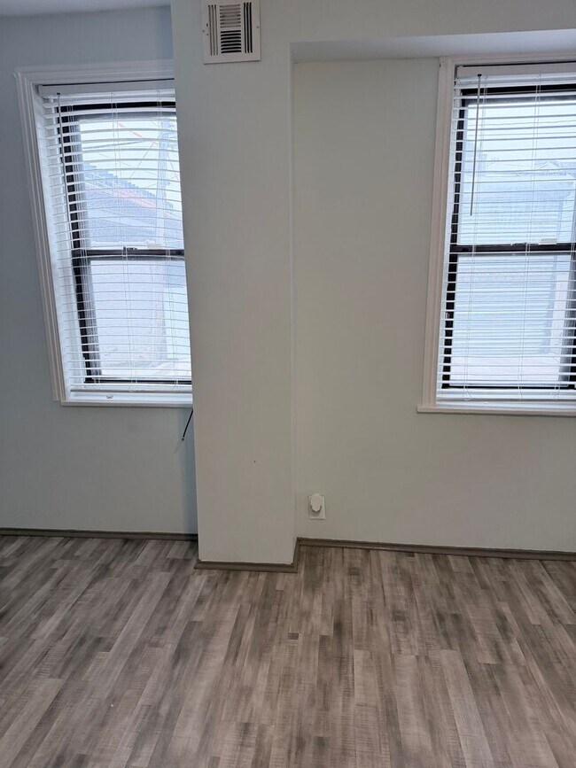 Building Photo - Bridesburg 3 BDR 1.5 Ba home available for RENT!