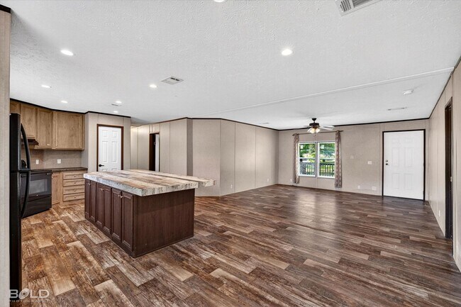 Building Photo - 4BD/2BA home with fenced back yard.