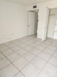 Building Photo - 650 NE 149th St