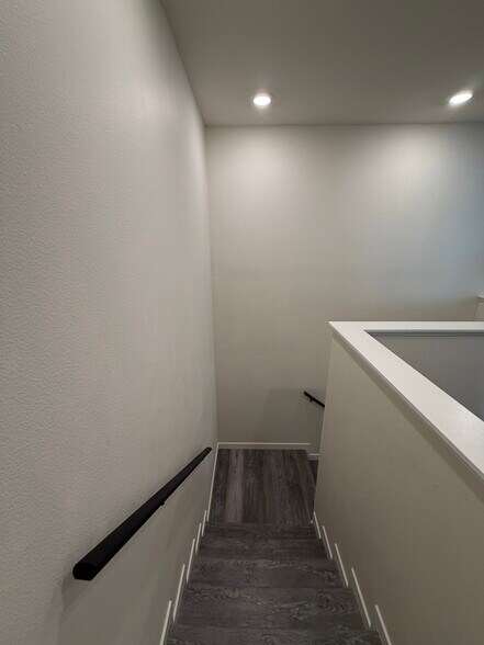 Building Photo - 30383 Town Square Dr