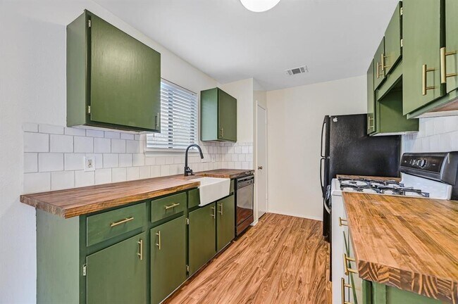 Building Photo - 703 Hyde Park Ct