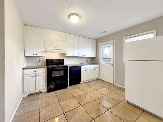 Building Photo - 514 Clover Dr