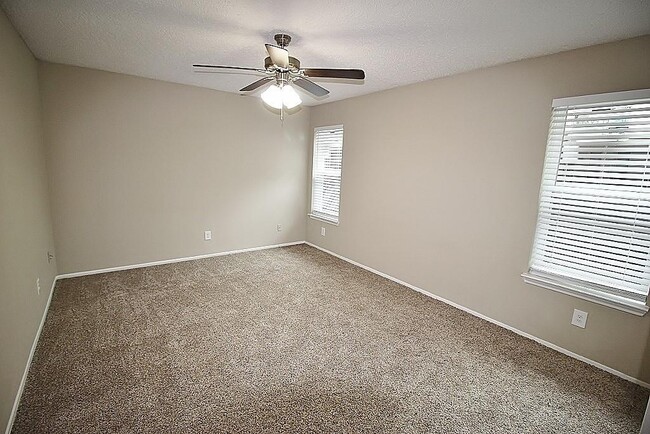 Building Photo - 2812 Lemmontree Ln