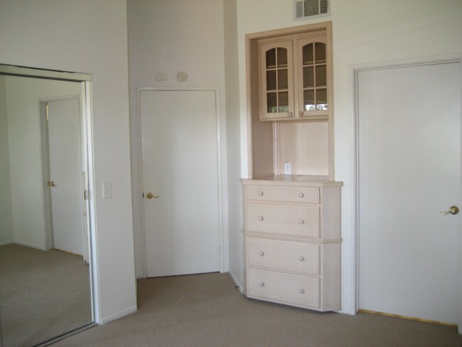 Building Photo - 4874 Thille St