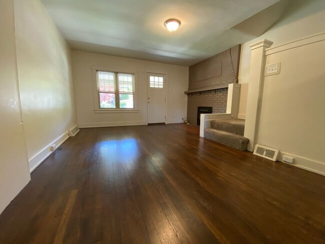 Building Photo - Pet Friendly Squirrel Hill Townhome! Both Covered Front Porch & Backyard!
