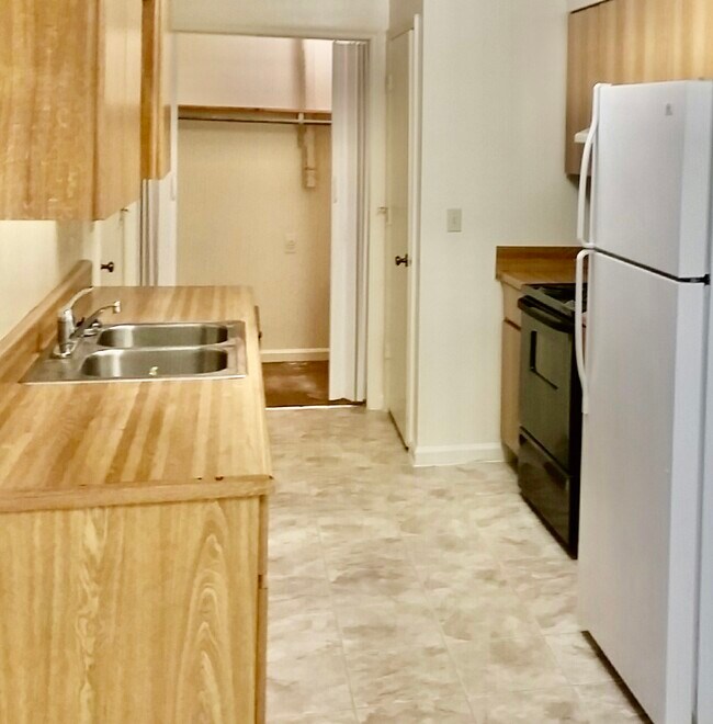 Building Photo - 8446 Shawn Ridge Dr