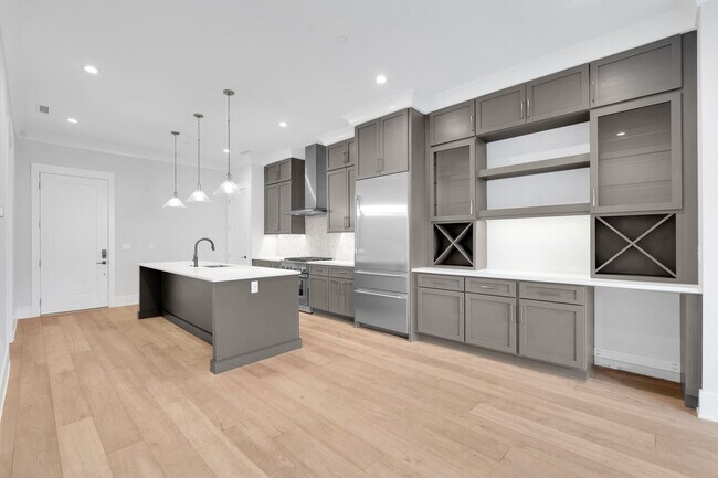 Building Photo - Condo Available Downtown Greenville!