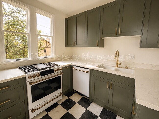 Building Photo - 489 Laurel Ave
