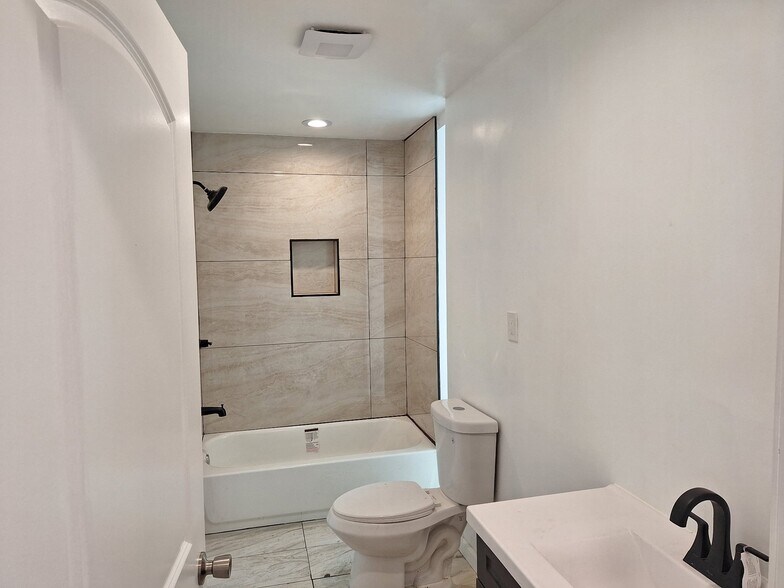 Building Photo - 729 W 41st St