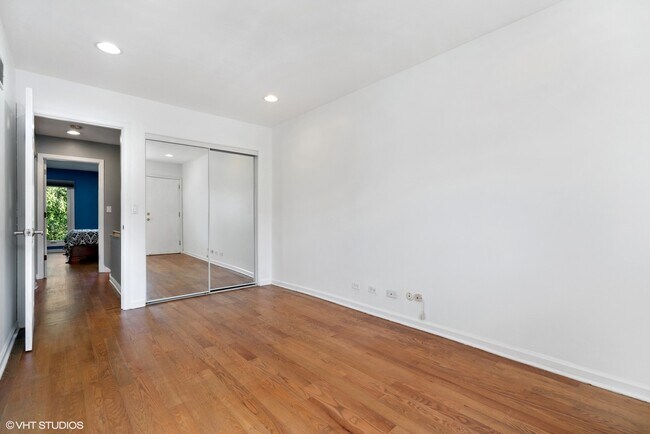 Building Photo - 1330 N La Salle Dr
