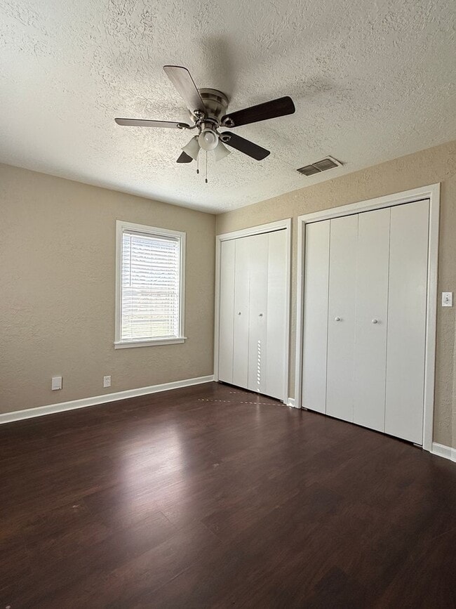 Building Photo - Spacious 3 Bed 1 Bath - Burkburnett