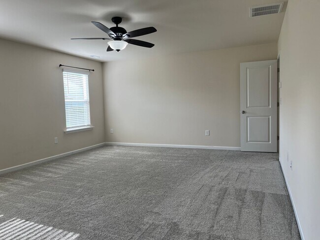 Building Photo - AMAZING LOCATION, Fantastic 4 Bed Home, In...