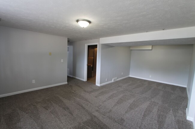 Building Photo - Spacious 3 bedroom home with 2 car garage ...