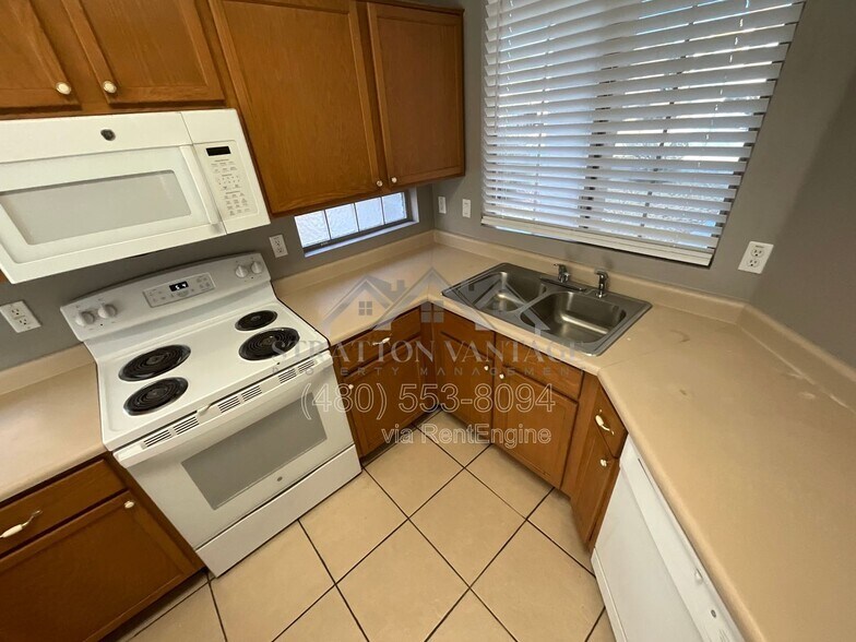 Building Photo - 11381 W Yuma St
