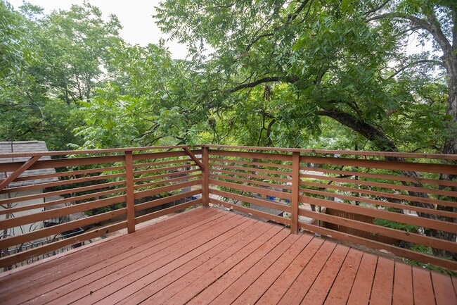 Building Photo - Bouldin Creek Neighborhood - Prime Location - 3/2.5!