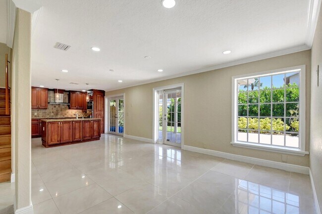 Building Photo - 4610 Pine Tree Dr