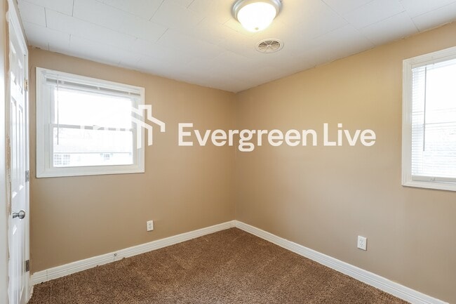 Building Photo - 107 W Leslie Ave