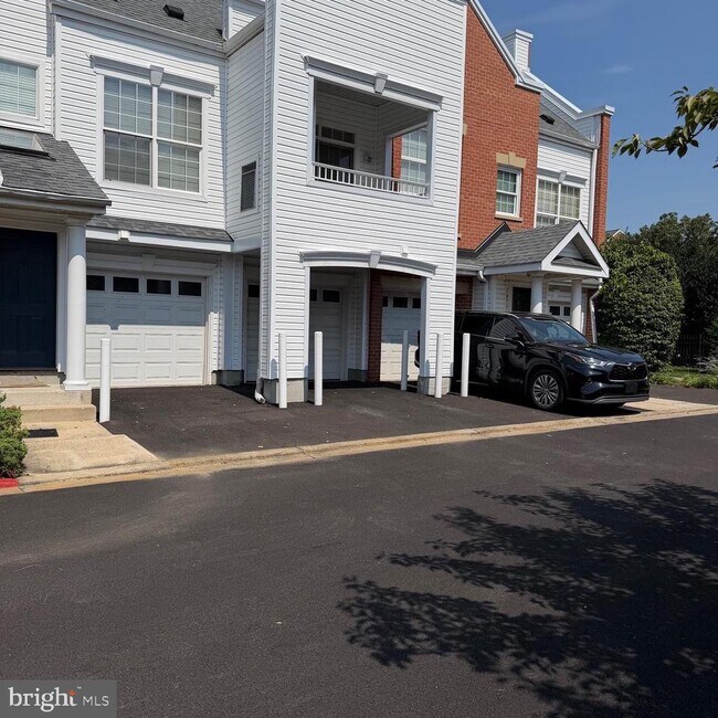 Building Photo - 10730 Symphony Way