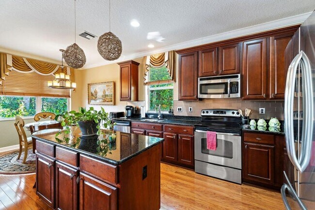 Building Photo - 6024 SE Crooked Oak Ave