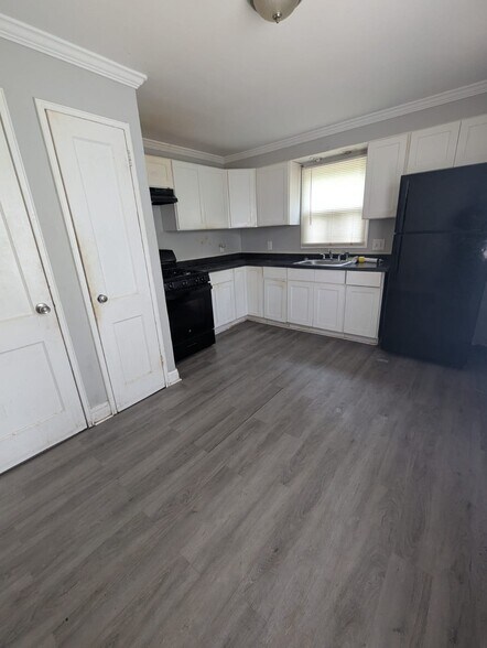 Building Photo - 585 Woodin St