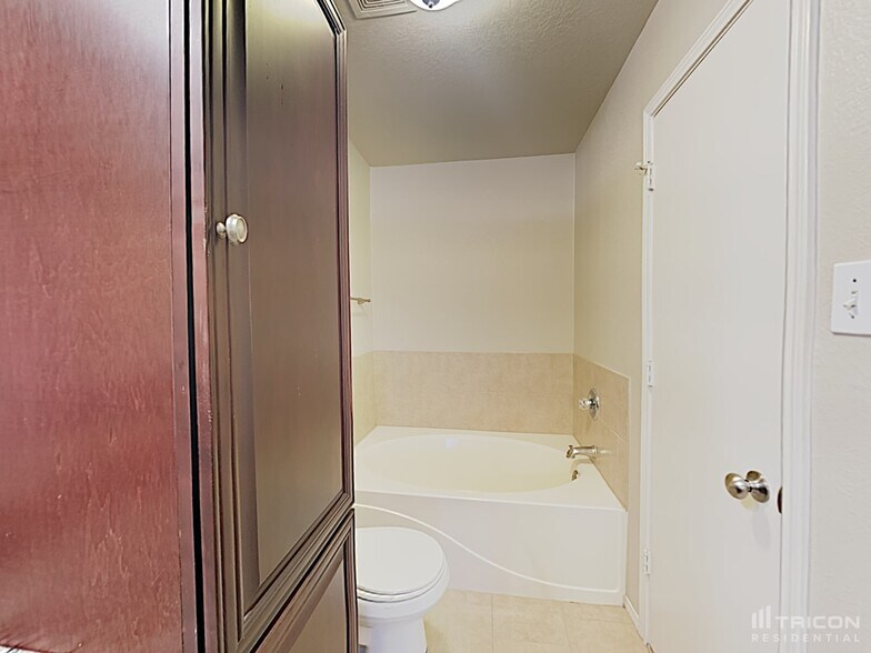 Building Photo - 1013 Meadowbend Dr
