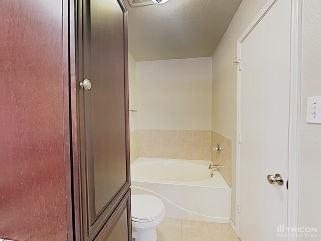 Building Photo - 1013 Meadowbend Dr