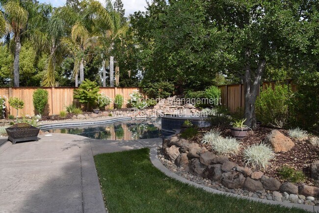 Building Photo - Beautiful 5 bedroom home with pool and spa!
