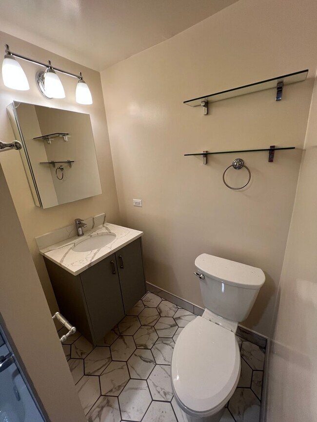 Building Photo - Stunning updated Wrigleyville 4-bed, 3-bath duplex featuring a modern kitchen, renovated baths & ...