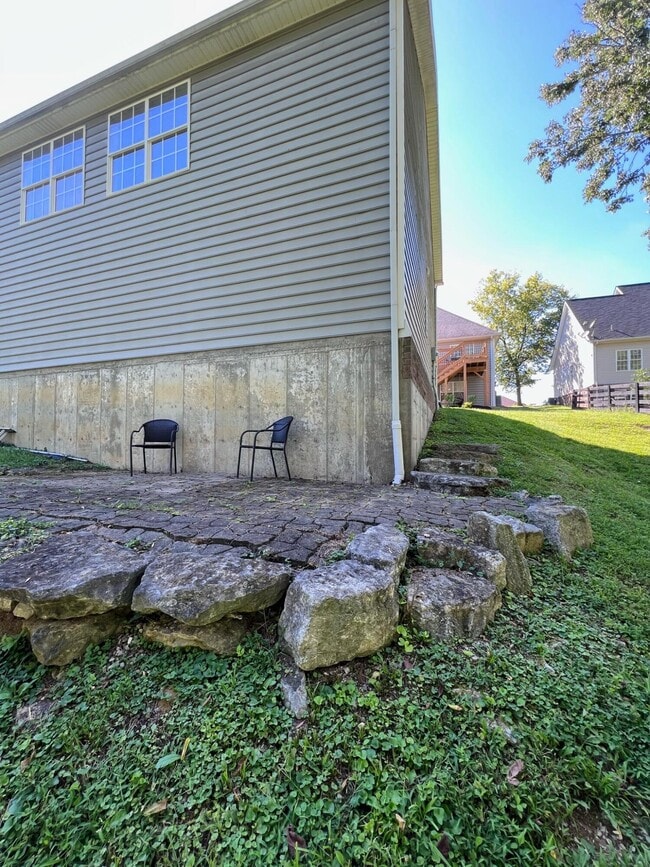 Building Photo - 212 Lakeside Dr
