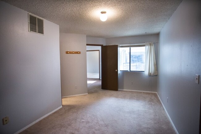 Building Photo - NICE 2-BDRM CONDO WITH FIREPLACE, GARAGE, ...