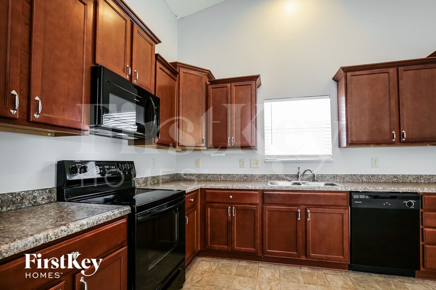 Building Photo - 1301 Greenbriar Wy
