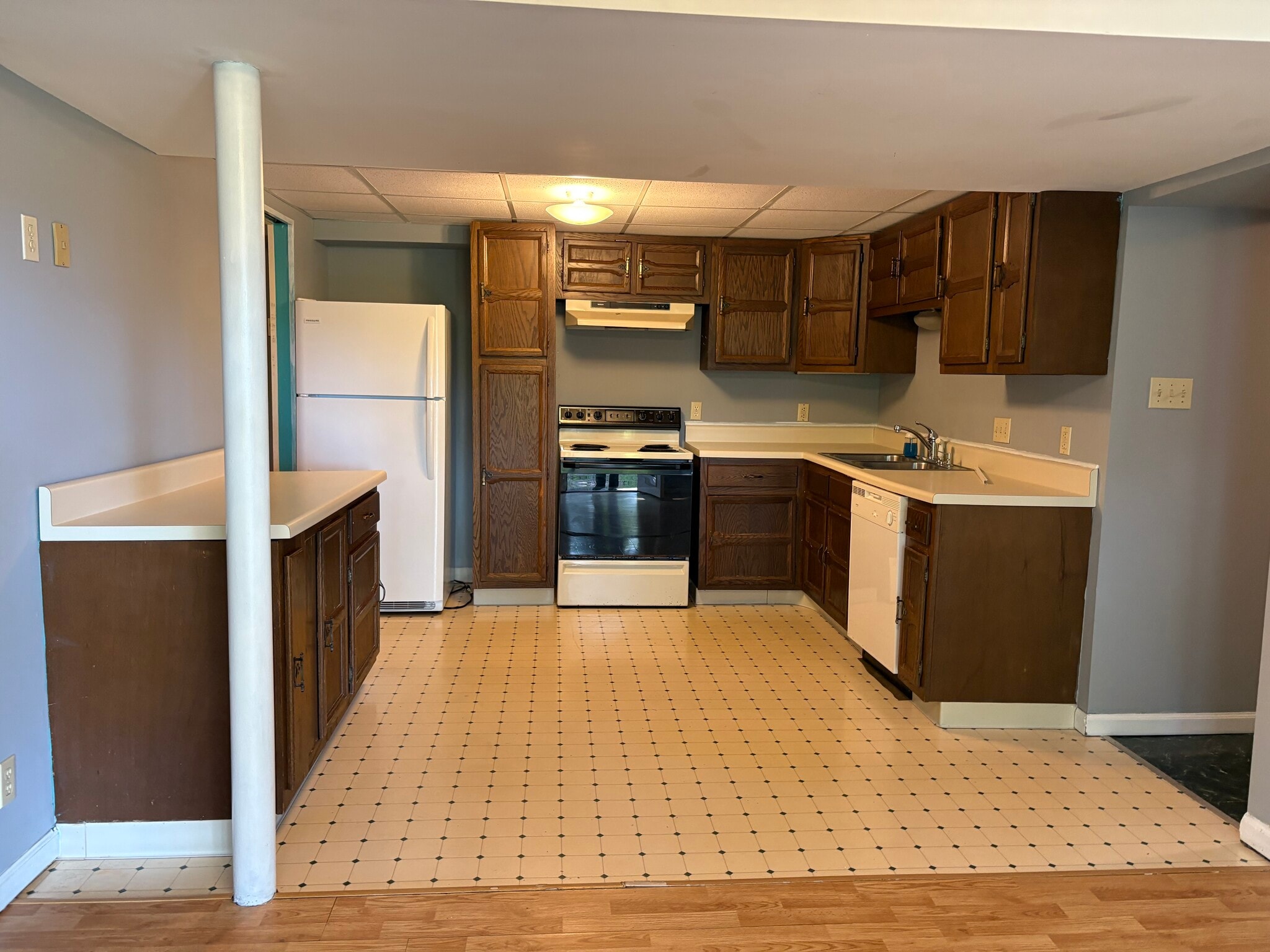 Building Photo - 1406 Valley View Dr