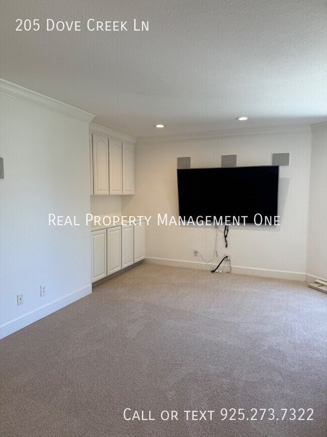 Building Photo - 205 Dove Creek Ln
