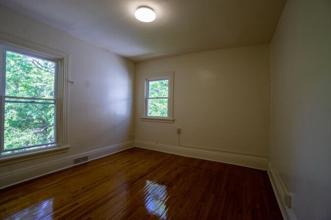 Building Photo - AVAIL 6/1/26 - Charming 5 bedroom Home wit...
