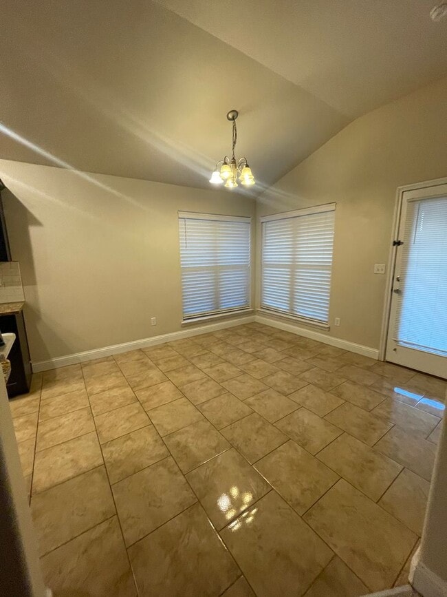 Building Photo - 3 Bedroom 2 bath home!