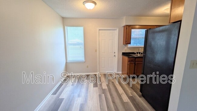 Building Photo - 424 Pine Crescent Way
