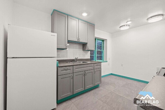 Building Photo - For Rent – 1 Bedroom Back Unit in Mid-Town...