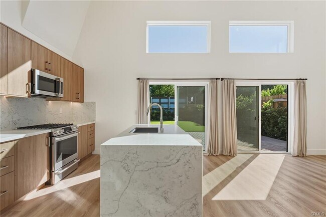 Building Photo - 6200 Woodlake Ave