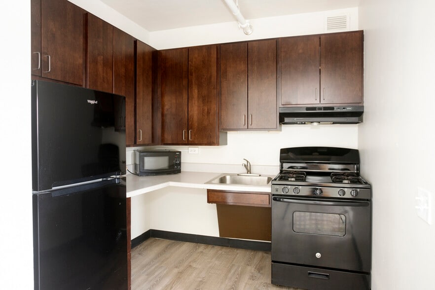 712.Diversey.1bed-7th FL-1 - Parkway Apartments