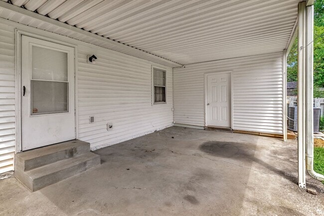 Building Photo - AVAILABLE NOW. 2 Bed 1 Bath Duplex. Locate...