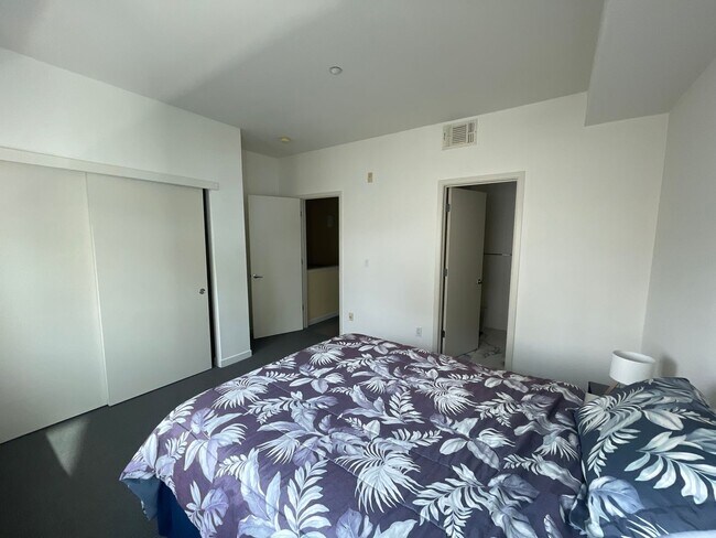 Building Photo - Spacious 3 bedroom / 2.5 Bath Apartment in...